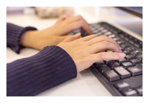 デスクワークによる日頃の肩こりや腰痛を軽減！