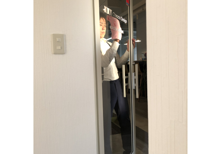 社長、ドアを拭く