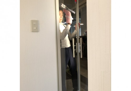 社長、ドアを拭く