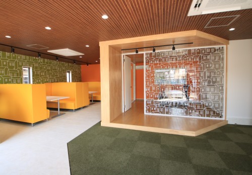 気軽に立ち寄れるようアットホームな内装