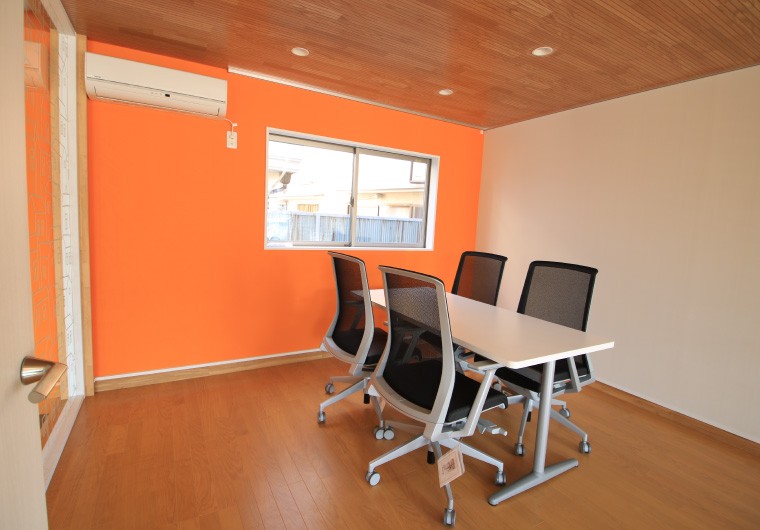 気軽に立ち寄れるようアットホームな内装