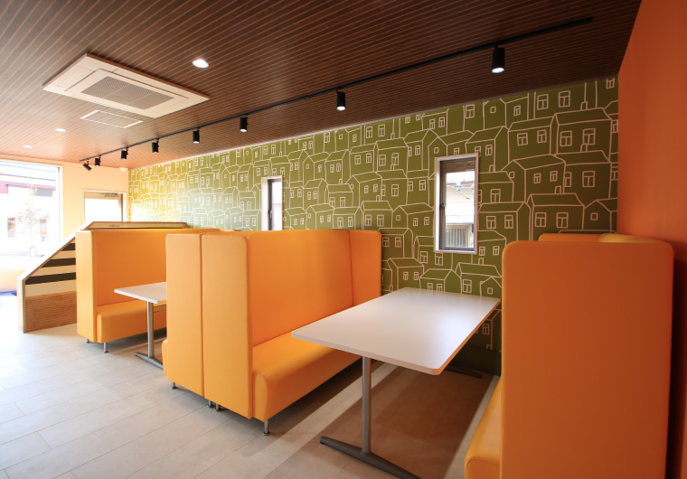 気軽に立ち寄れるようアットホームな内装